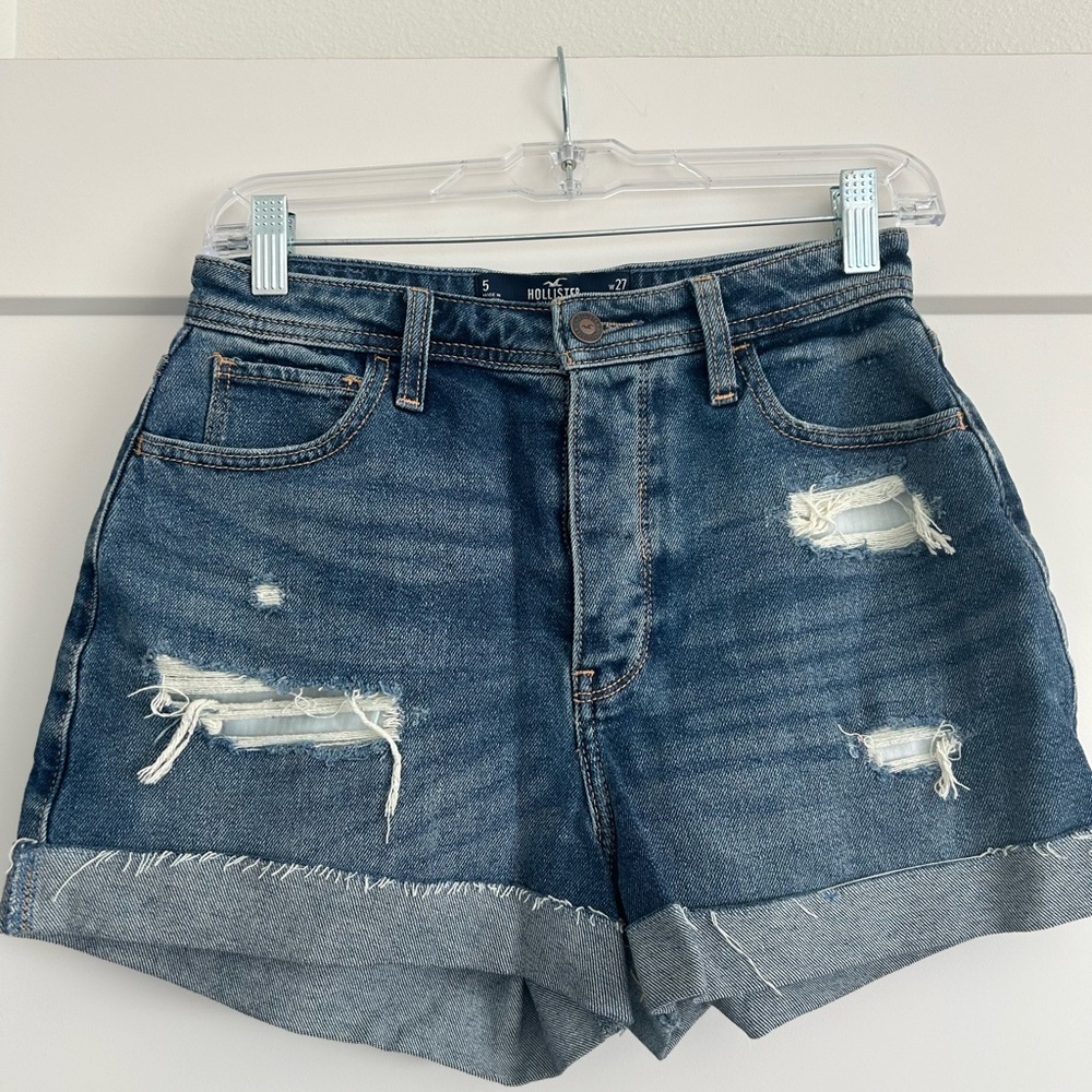 Women’s high-waisted, cuffed, denim Hollister shorts in size 5